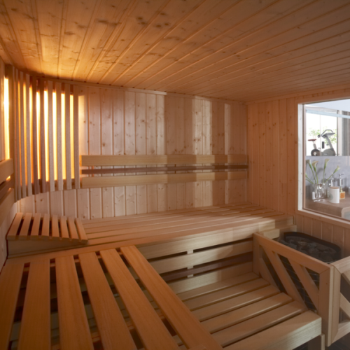 Fínska sauna (suchá sauna) na mieru pre 4 osoby so saunovou pecou a lavicami.